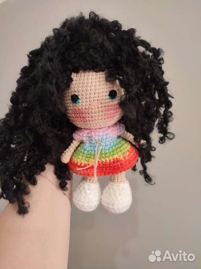 Кукла ручной работы с кудрявыми волосами