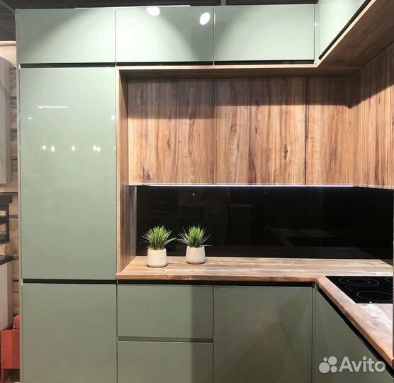 Угловая в потолок кухня на заказ