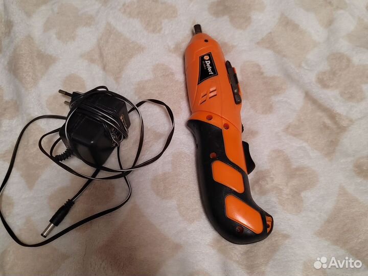 Аккумуляторная отвертка Defort