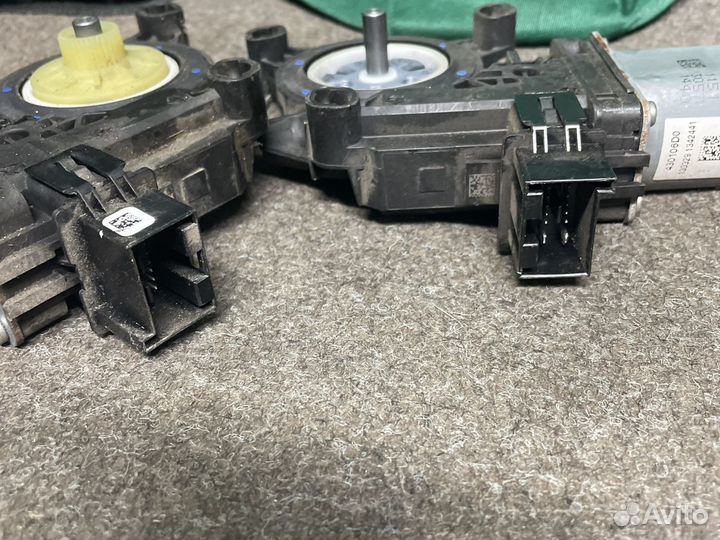 Мотор стеклоподъемника задний skoda fabia