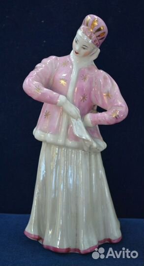 Фарфоровая статуэтка- лебедушка. дулево