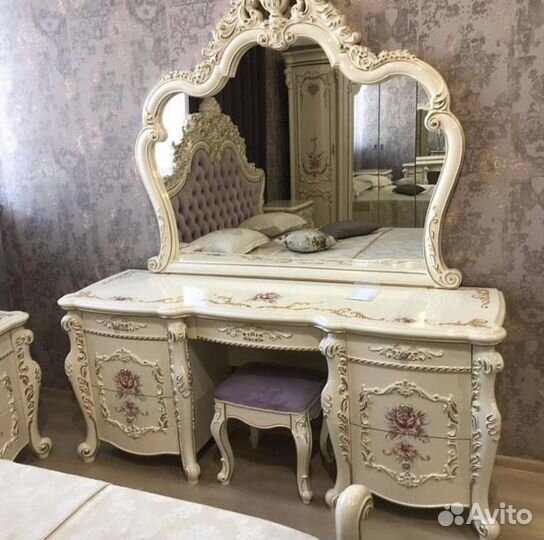 Комод с зеркалом