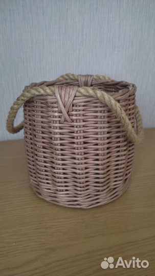 Корзина плетеная из бумажной лозы