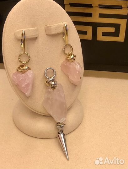 Кулон из крупного розового кварца