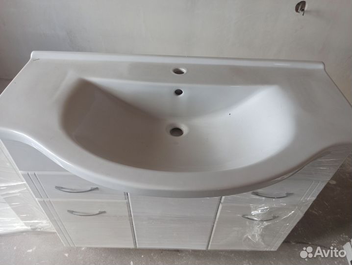 Мебель для ванной, радиатор, духовой шкаф, стол