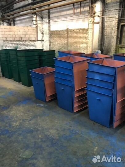 Мусорный бак с крышкой