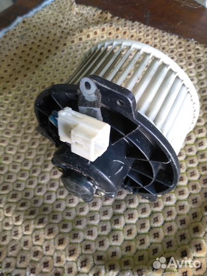 Моторчик отопителя на Mazda