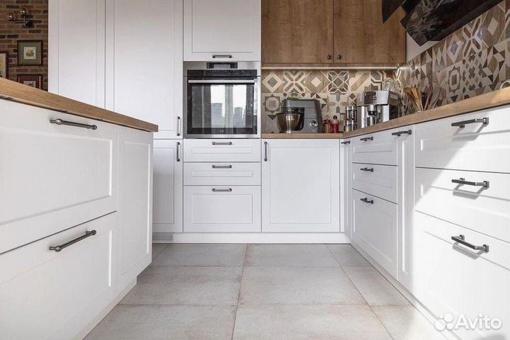 Кухня с каменным островом