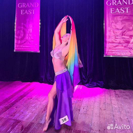 Ведущая на праздник