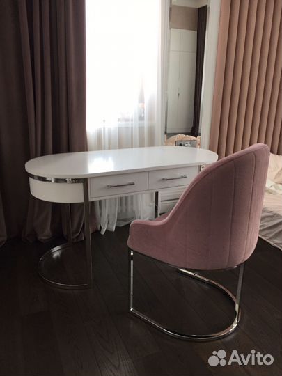 Письменный стол на металлическом основании