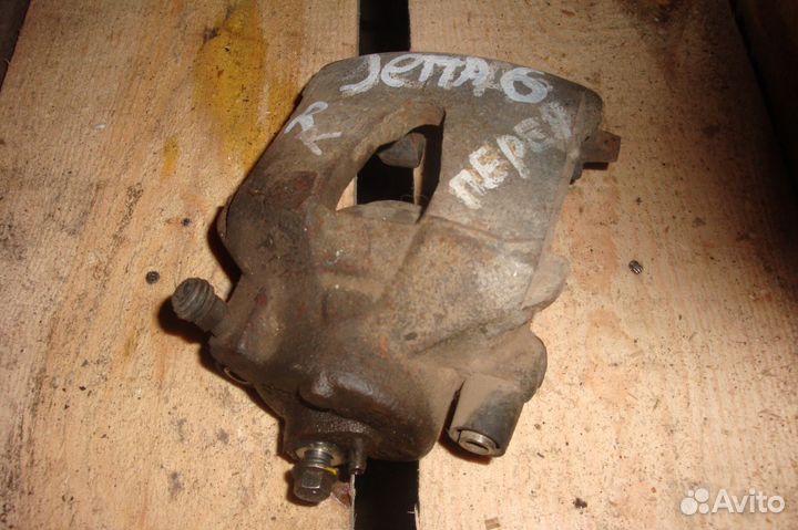 Volkswagen Jetta 6 Суппорт передний правый