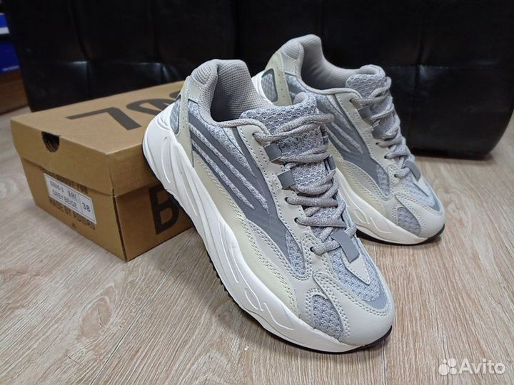 Кроссовки Adidas Yeezy Boost 700 v2