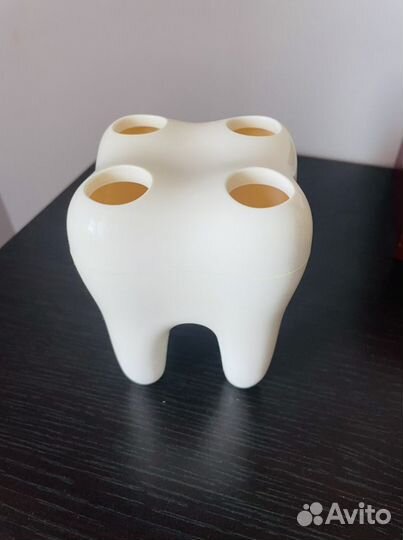 Подставка под зубные щетки в форме зуба