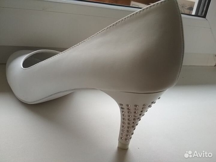 Кожаные белые туфли