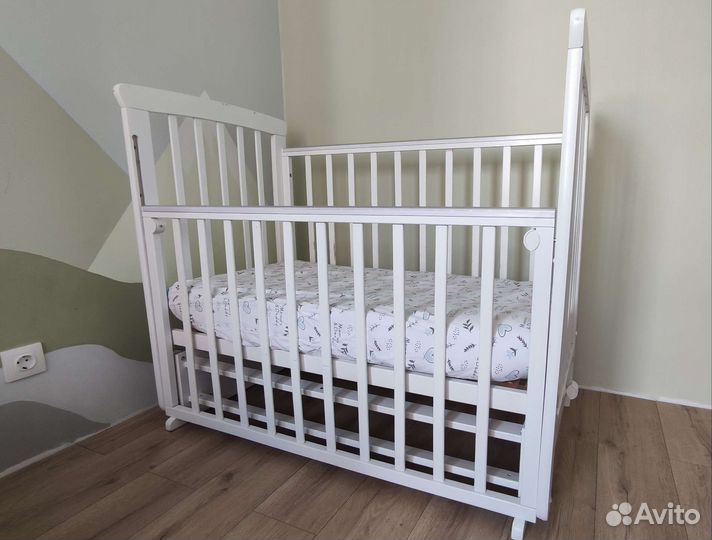 Детская кроватка с маятником