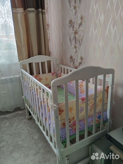 Детская кроватка с маятником