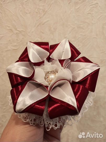 Бело-бордовый бант ручной работы