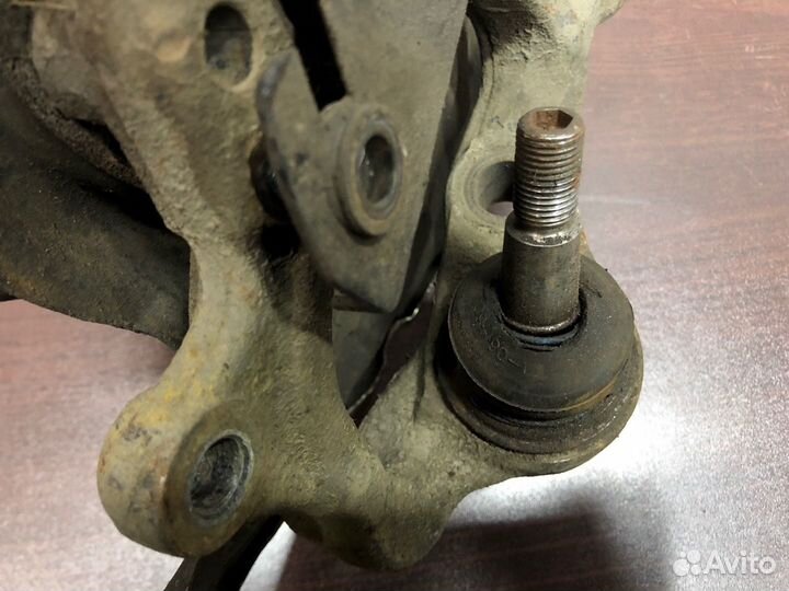 Кулак передний левый Mercedes W211