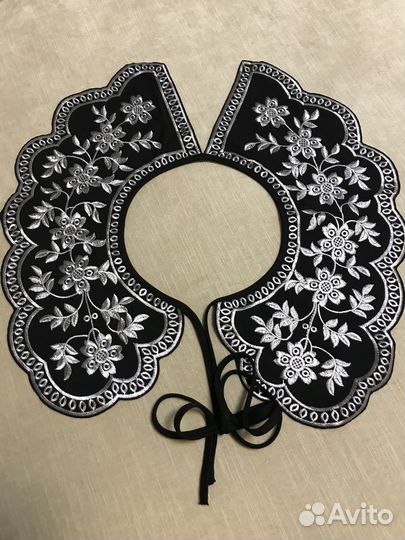 Воротничок накладной черный с белой вышивкой новый