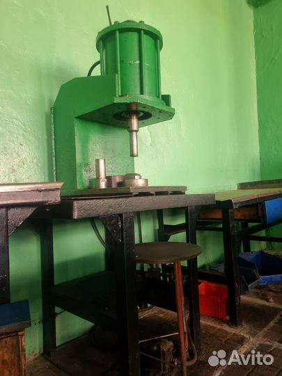 Пресс пневматический