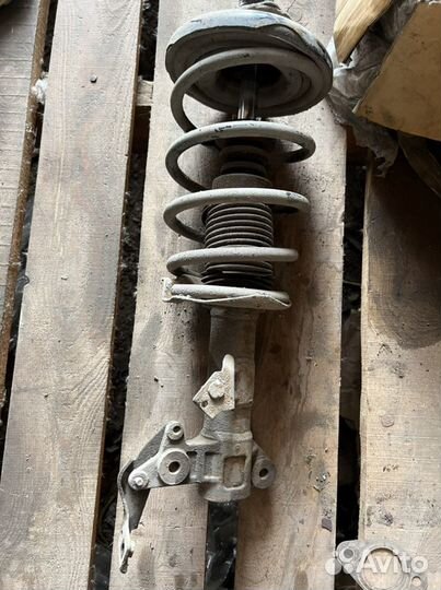 Стойка передняя правая Nissan Primera P12 европа