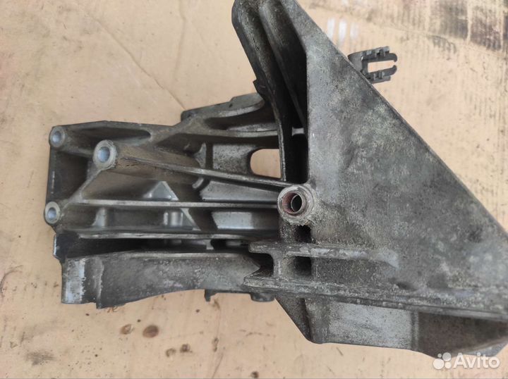 Кронштейн генератора 076145167 VW Crafter 2.5 TDI