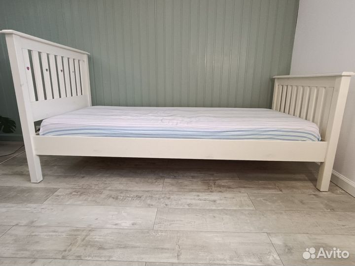 Деревянная кровать из массива