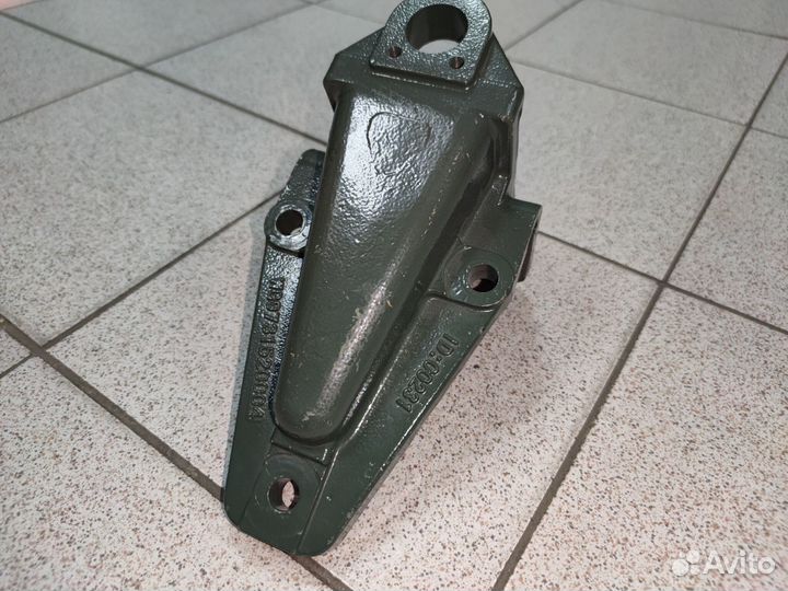 Передний кронштейн задней рессоры хово