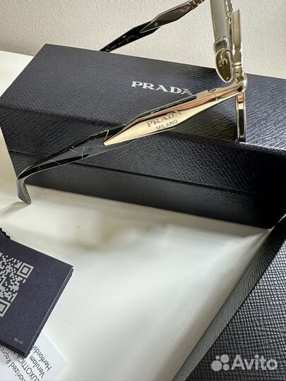 Солнцезащитные очки prada