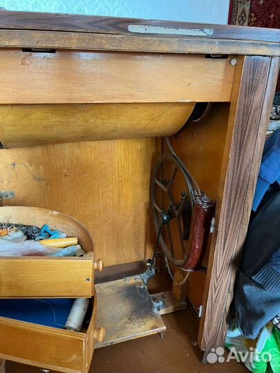 Швейная машинка с тумбой