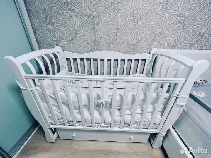 Детская кроватка с маятником и ящиком