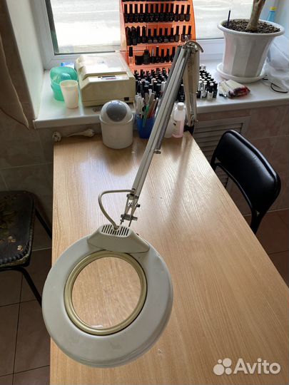 Лампа с увеличительным стеклом