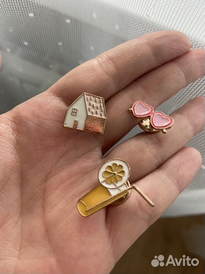 Железные значки, новые