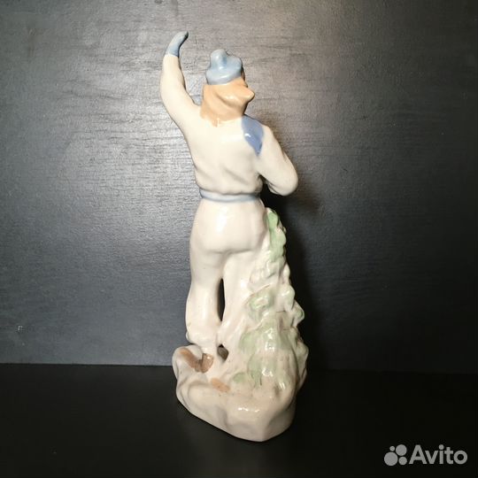 Фарфоровая статуэтка 