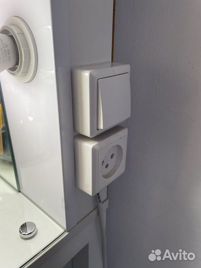 Гримерный стол с зеркалом