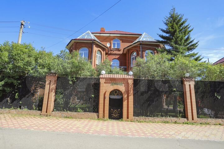 Коттедж 770 м² на участке 12 сот.