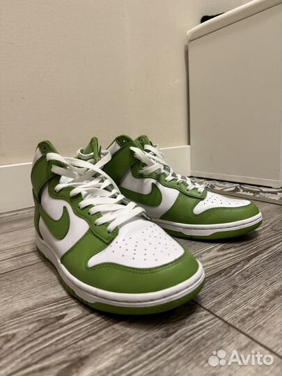 Кроссовки женские