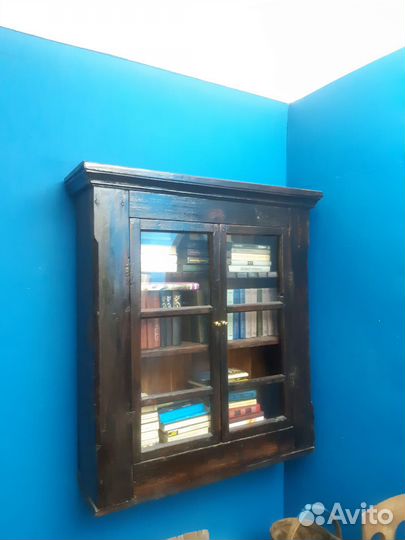 Шкаф старинный навесной