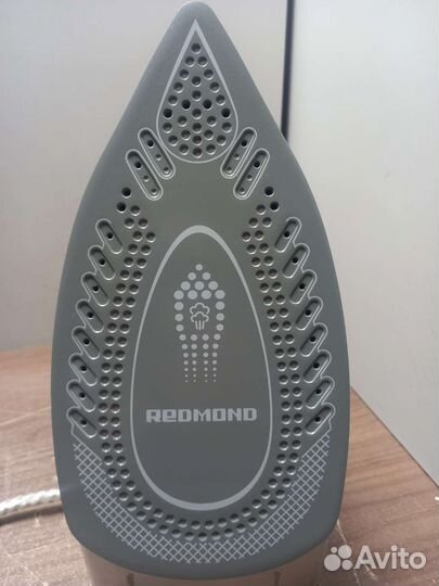 Утюг redmond RI-C232