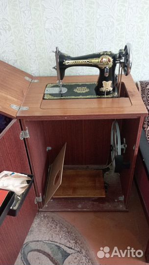 Швейная машина ножная с тумбой