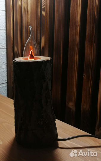 Декоративный настольный светильник из спила дерева