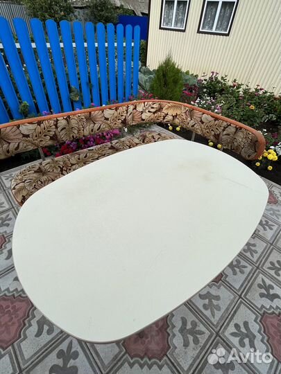 Стол кухонный овальный