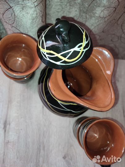 Глиняный кувшин с кружками