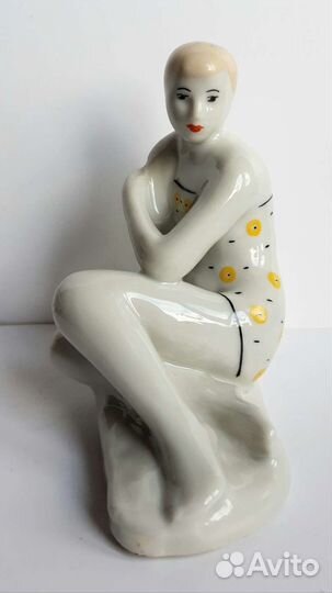 Фарфоровая статуэтка Сысерть. Девушка на пляже