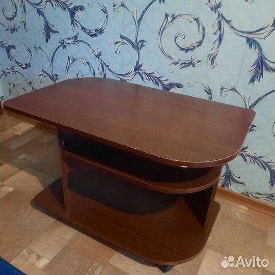 Журнальный столик на колесах