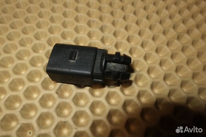 Датчик температуры воздуха 8Z0820535 Volkswagen