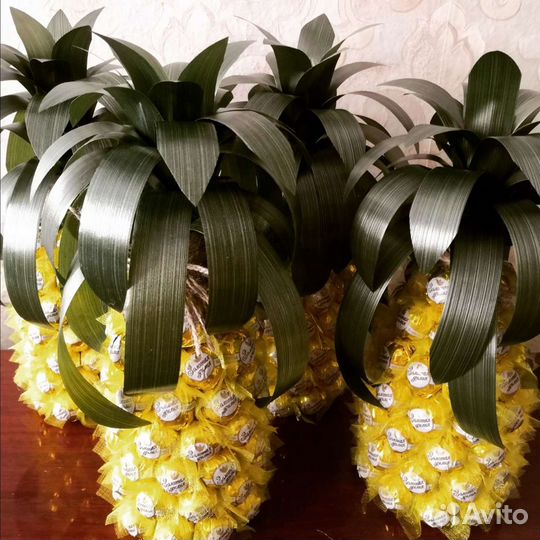 Ананас из конфет