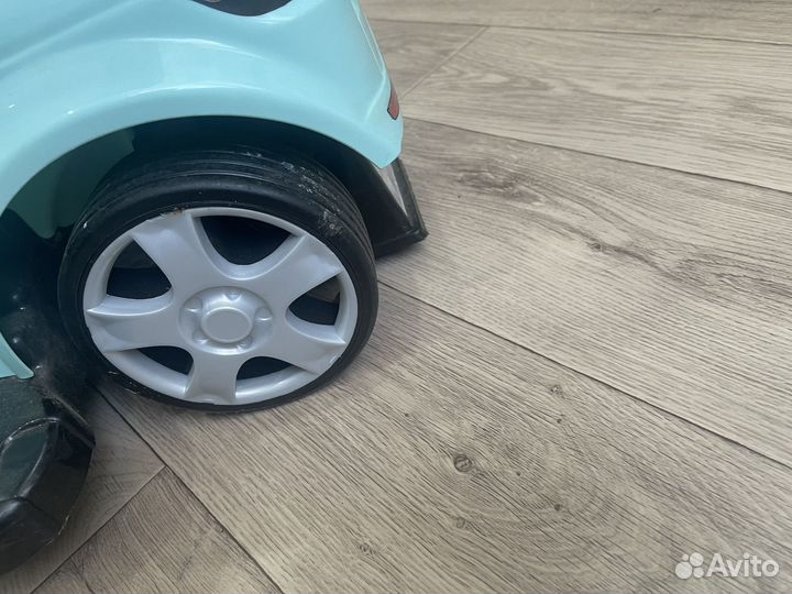 Машинка каталка с родительской ручкой