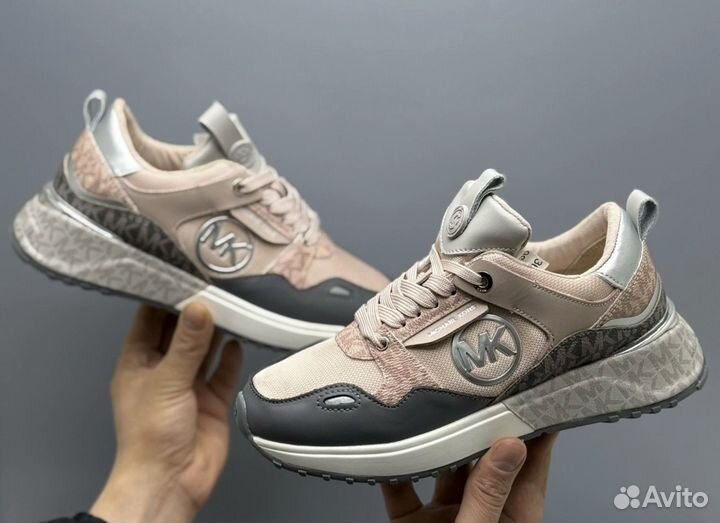 Кроссовки женские новые