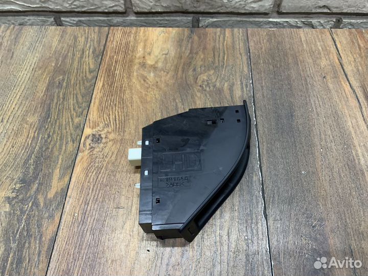 Lexus LS460L Кнопка фиксатора стояночного тормоза